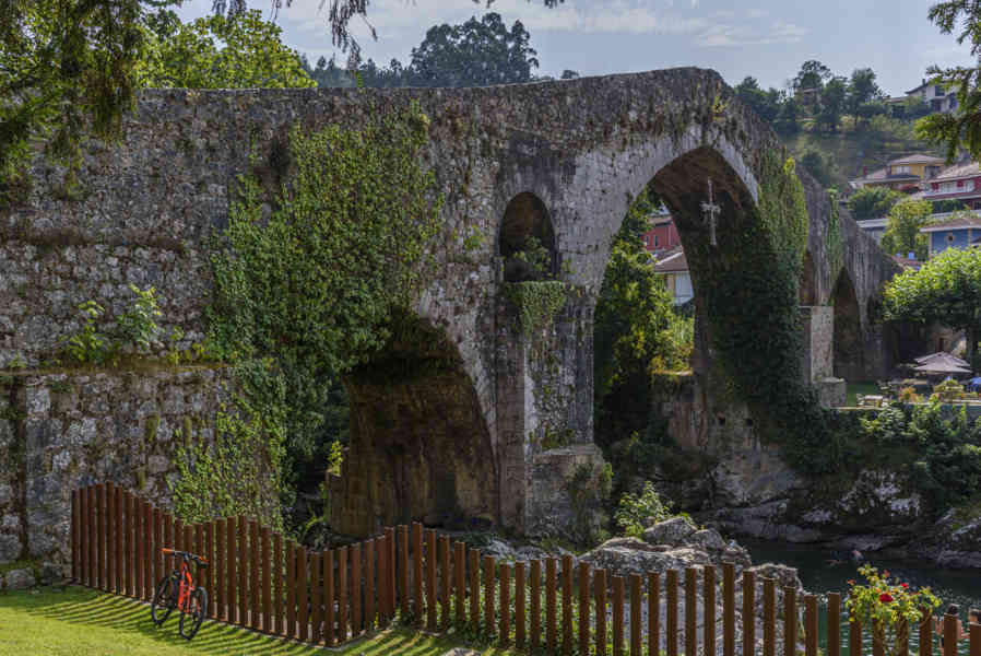 Principado de Asturias 003 - Cangas de Onís - puente romano.jpg